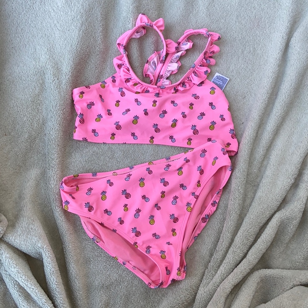 The cutest pineapple 2 piece swimming suit🍍